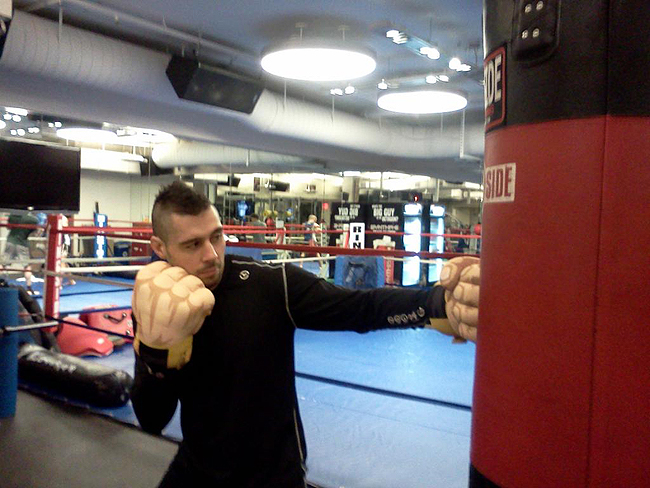 dan-hardy-bruce-lee-fists