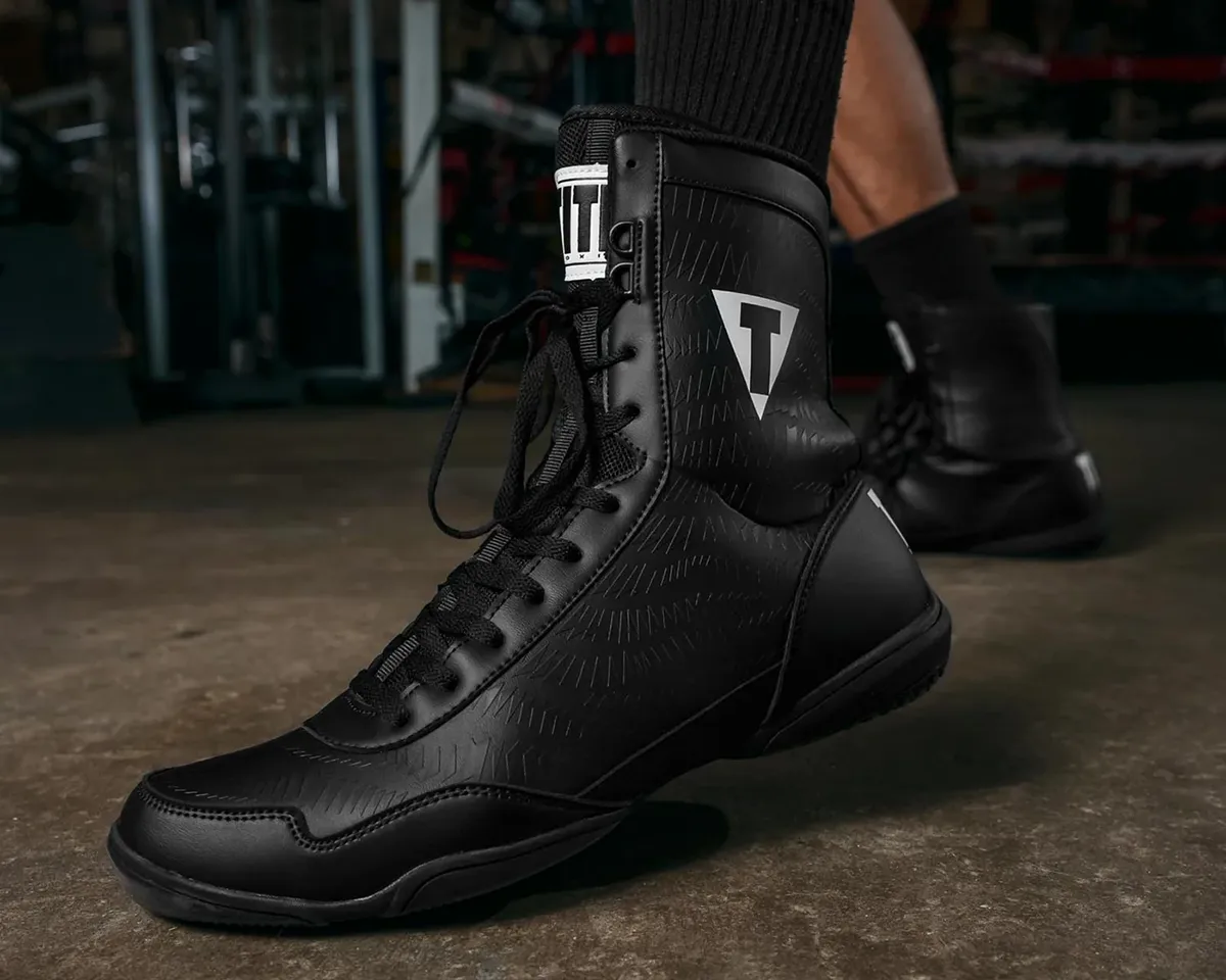 Black Title Predator 2 boxing shoes